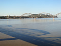 Schattenwurf der Ava-(Inwa-)Brücke auf den Fluss Irrawaddy und Sicht auf die neue Irrawaddy-Brücke
