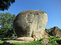 Überreste der zwei ehemals 33 m hohen Chinthe's (Löwen) (die zwei mächtigen Tempelwächter der Mingun Pagode)