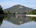 Mandalay: Wassergraben vom Königspalast: Sicht auf den Mandalay Hill