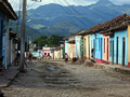 Trinidad: hinter der Fassade der bunten Stadt trifft man die Armut und den Schmutz an